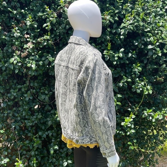 NWT Blank NYC Denim Trucker Snake Print Button Down Jean Jacket - Picture 5 of 12